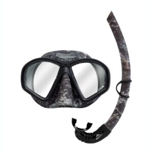 The satin camouflage finish eliminates reflection on the skirt and snorkel which reduces the chances of fish noticing you when you’re hiding on the bottom.