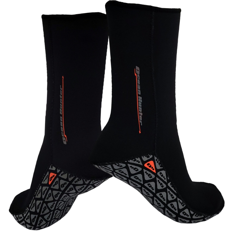 Keep your feet warm with a comfortable neoprene layer perfect for under your wetsuit.